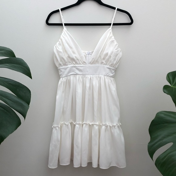 Pretty Little Thing White Dress low V-neck skater - Picture 6 of 8
